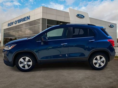 Used 2020 Chevrolet Trax LT w/ LT Convenience Package image 2
