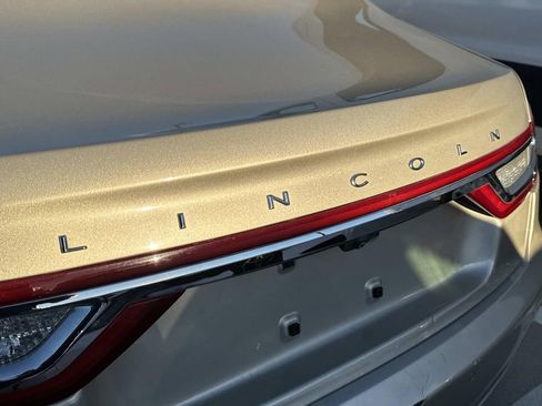 Used 2017 Lincoln Continental Select image 5