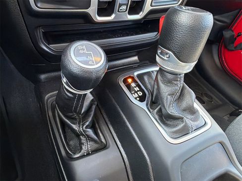 Used 2025 Jeep Gladiator Sport image 13