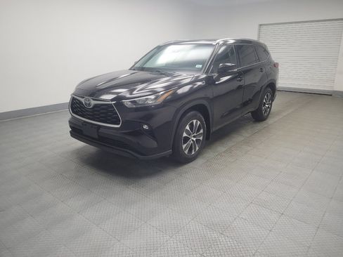 Used 2020 Toyota Highlander XLE AWD/4WD image 2