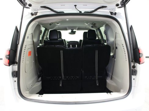 Used 2024 Chrysler Pacifica Limited FWD image 15