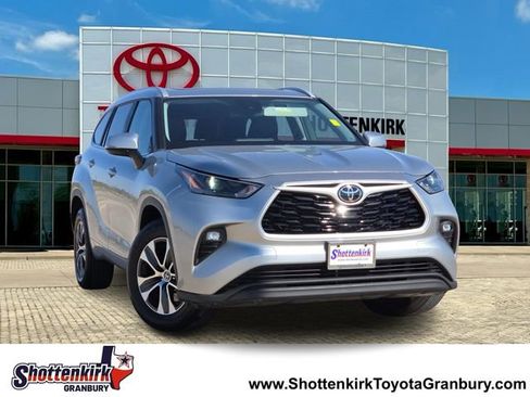 Used 2023 Toyota Highlander XLE image 1