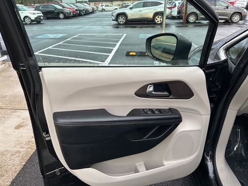 Used 2020 Chrysler Voyager Lxi image 23