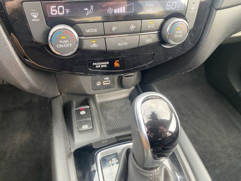 Used 2020 Nissan Rogue SV w/ Premium Package FWD image 22