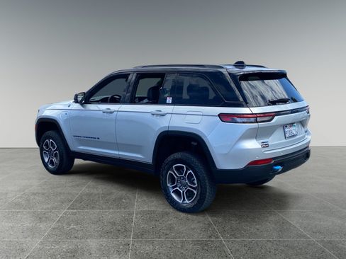 Used 2023 Jeep Grand Cherokee Trailhawk w/ Advanced Protech Group II AWD/4WD image 3