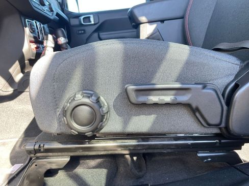 Used 2025 Jeep Wrangler Unlimited Rubicon image 23