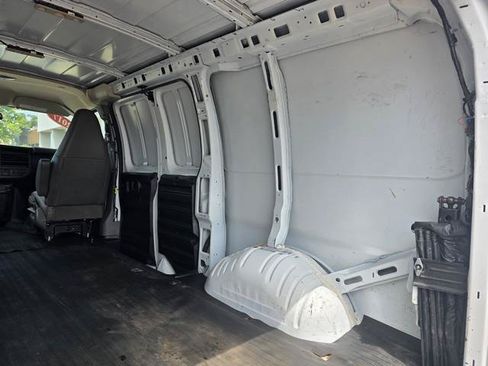 Used 2017 Chevrolet Express 3500 RWD image 19