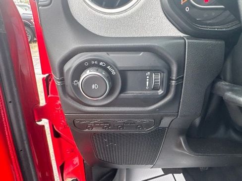 Used 2025 Jeep Wrangler Unlimited Sahara AWD/4WD image 20
