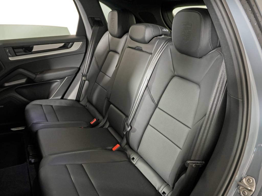 Certified 2024 Porsche Cayenne AWD/4WD image 39