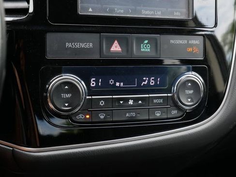Used 2014 Mitsubishi Outlander SE AWD/4WD image 23