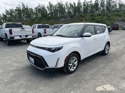Used 2024 Kia Soul LX w/ Option Group 015 FWD image 3