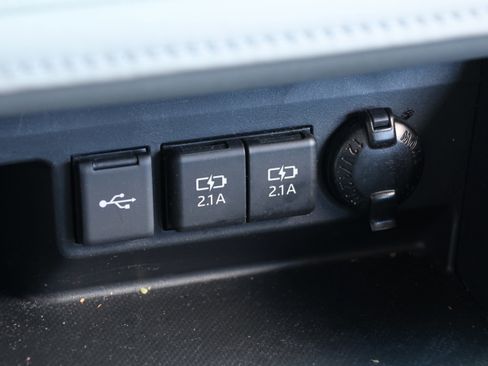 Used 2020 Toyota Highlander L FWD image 23