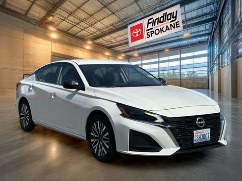 Used 2025 Nissan Altima 2.5 SV FWD image 3
