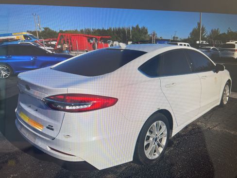 Used 2020 Ford Fusion SE FWD image 2