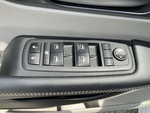 Used 2023 Chrysler Pacifica Touring-L FWD image 23