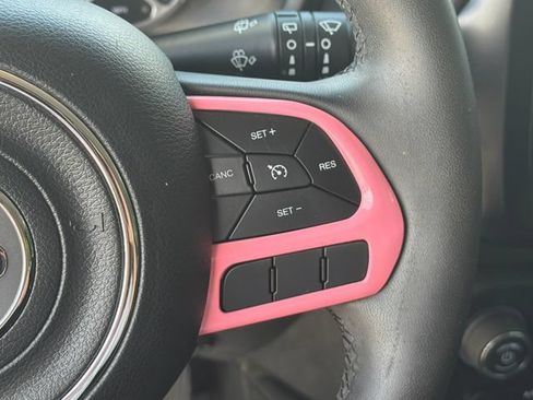 Used 2018 Jeep Renegade Latitude FWD image 27