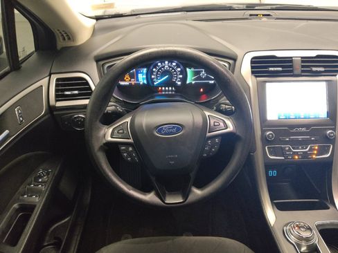 Used 2020 Ford Fusion SE FWD image 22