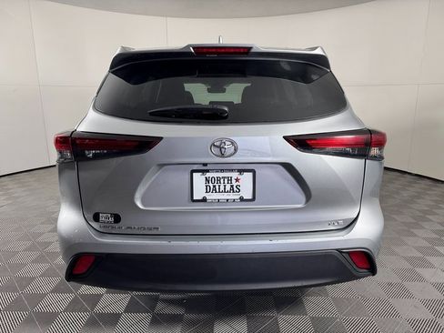 Used 2024 Toyota Highlander LE image 6