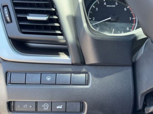 Certified 2025 Nissan Rogue SV image 28