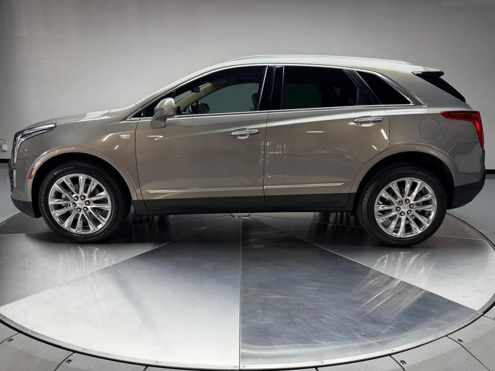 Used 2018 Cadillac XT5 Platinum AWD/4WD image 4