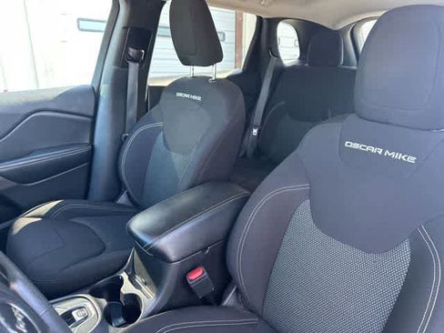 Used 2021 Jeep Cherokee Latitude AWD/4WD image 4