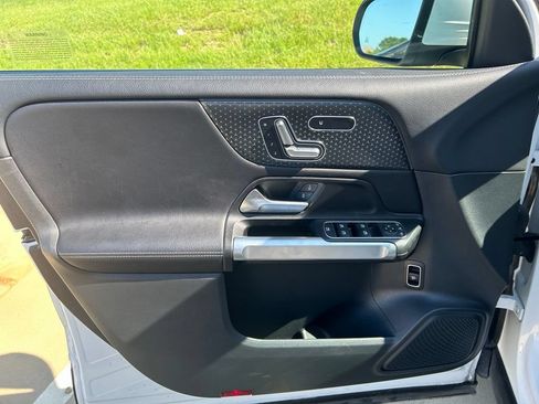 Used 2025 Mercedes-Benz GLB 250 4MATIC image 10