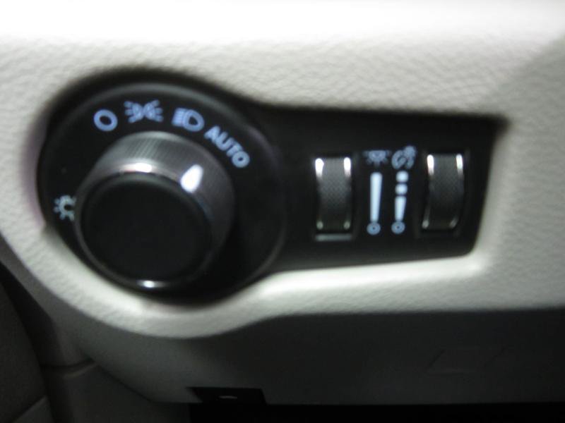 Used 2023 Chrysler Voyager LX FWD image 31