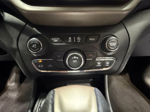 Used 2017 Jeep Cherokee Sport AWD/4WD image 12