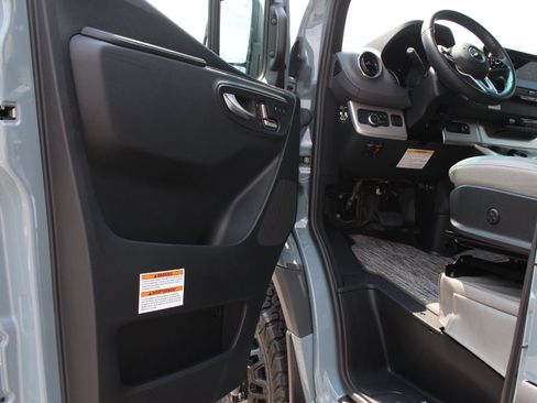 Used 2024 Mercedes-Benz Sprinter 3500 image 25