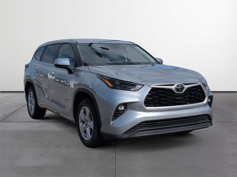 Used 2023 Toyota Highlander LE FWD image 7