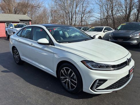 Used 2025 Volkswagen Jetta SE w/ Sunroof Package image 5