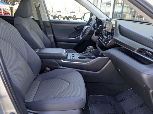 Used 2023 Toyota Highlander L image 32