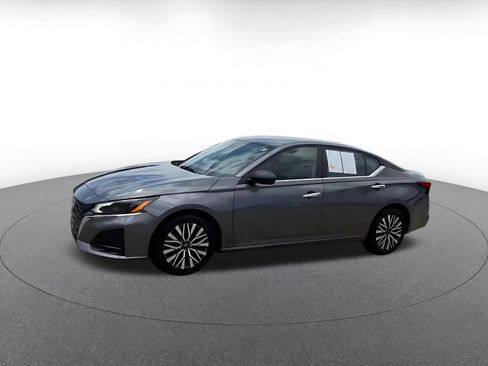 Used 2025 Nissan Altima 2.5 SV FWD image 8