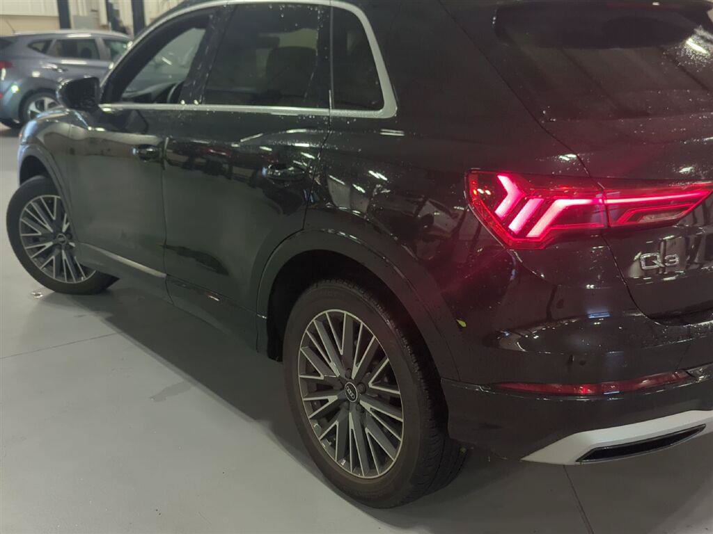 Used 2022 Audi Q3 2.0T Premium w/ Convenience Package AWD/4WD image 3