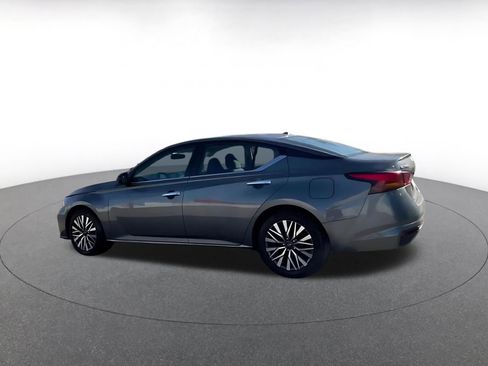 Used 2025 Nissan Altima 2.5 SV image 10