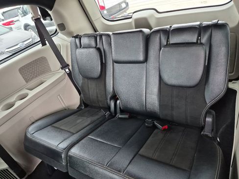 Used 2019 Dodge Grand Caravan SXT image 12