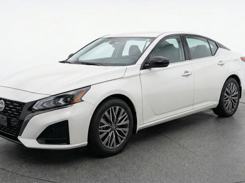 Used 2025 Nissan Altima 2.5 SV FWD image 3