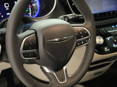 Used 2022 Chrysler Pacifica Touring-L w/ Uconnect Theater Family Group AWD/4WD image 16