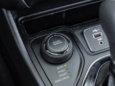 Used 2020 Jeep Cherokee Limited image 34