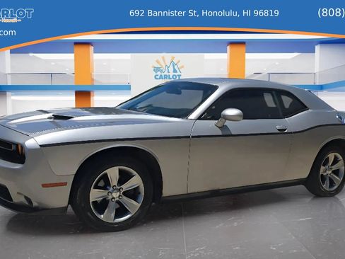 Used 2016 Dodge Challenger SXT RWD image 4