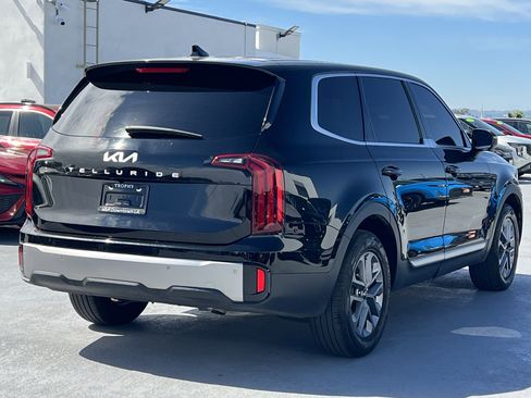 Certified 2025 Kia Telluride LX image 8
