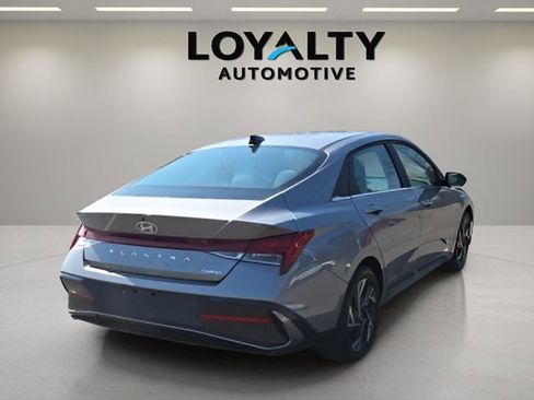 Used 2025 Hyundai Elantra Limited image 5