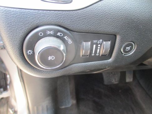 Used 2018 Jeep Cherokee Latitude Plus w/ Comfort/Convenience Group AWD/4WD image 16