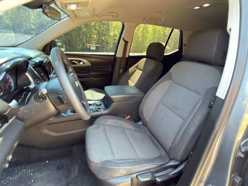 Used 2021 Chevrolet Traverse LS FWD image 2