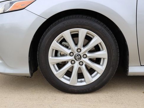 Used 2019 Toyota Camry LE image 9