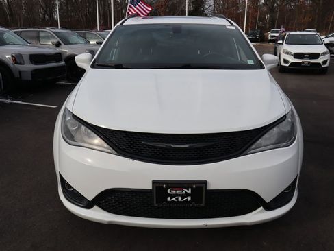 Used 2018 Chrysler Pacifica Touring-L Plus image 4