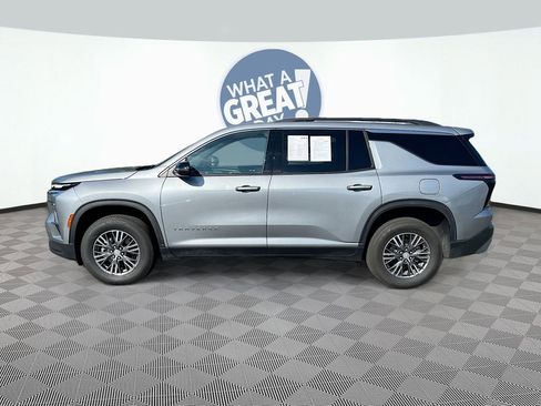 Used 2025 Chevrolet Traverse LT FWD image 9