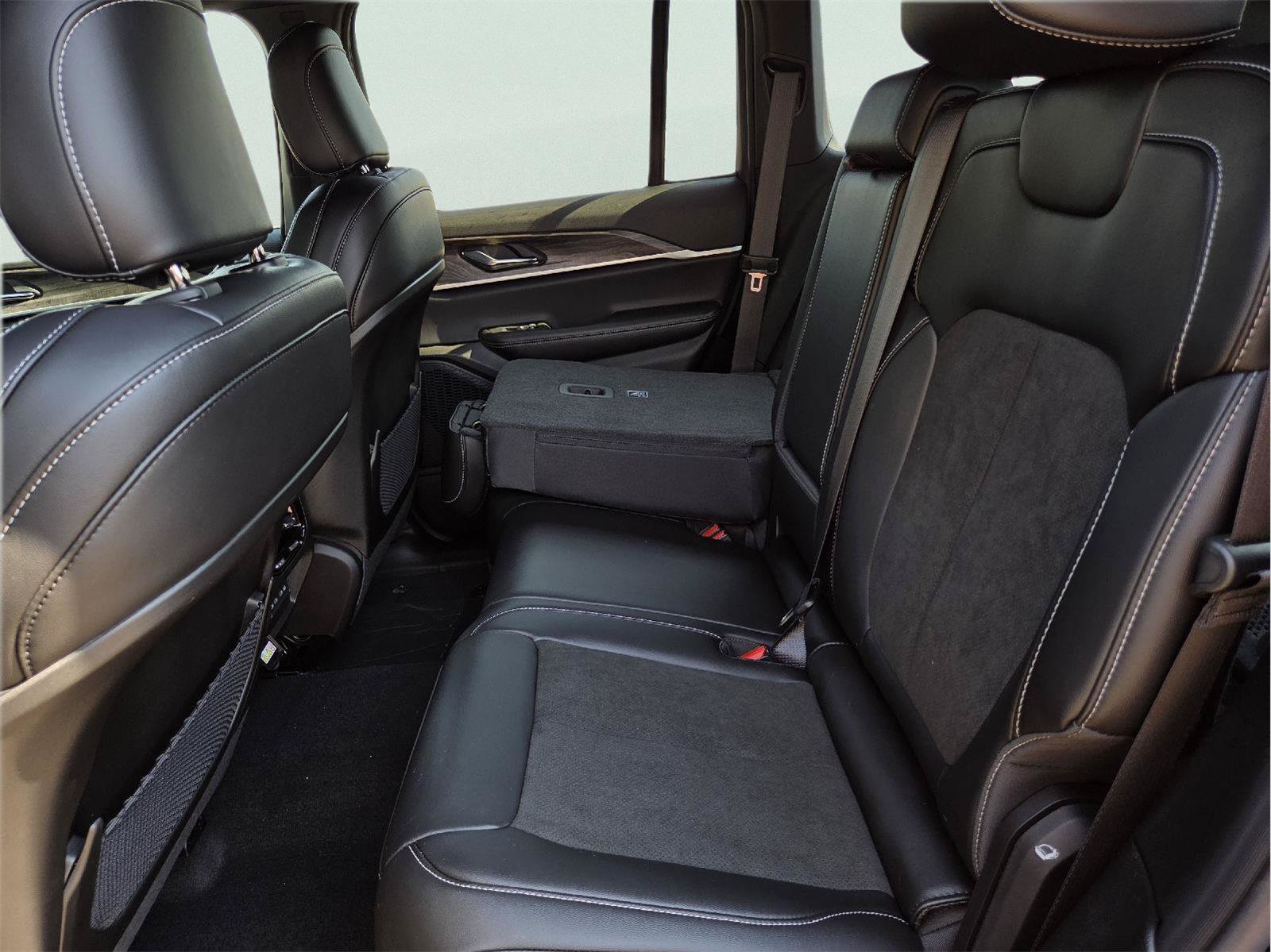 New 2027 Jeep Grand Cherokee Altitude RWD image 17