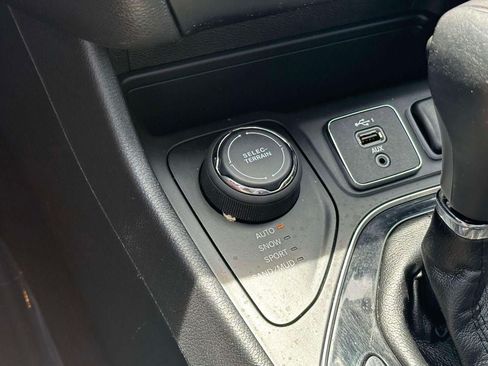 Used 2019 Jeep Cherokee Limited AWD/4WD image 33