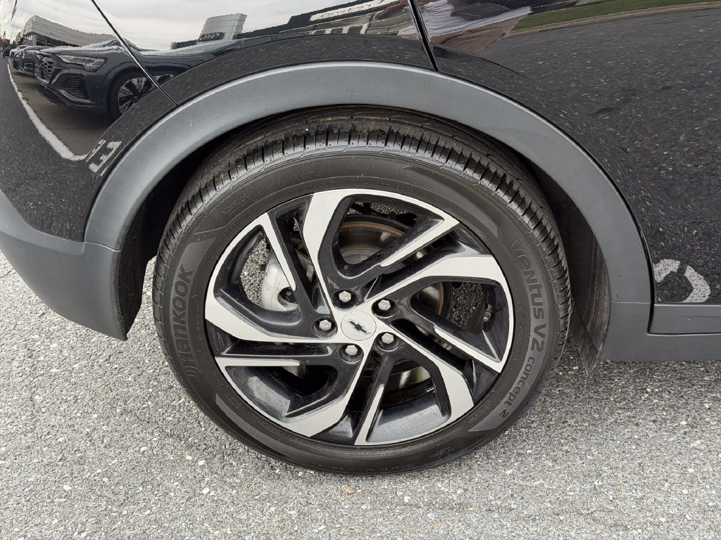 Used 2023 Chevrolet Bolt LT w/ Infotainment Package FWD image 13